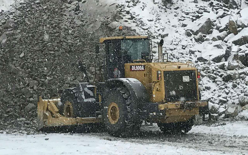 恒峰g22轮推在露天矿山施工