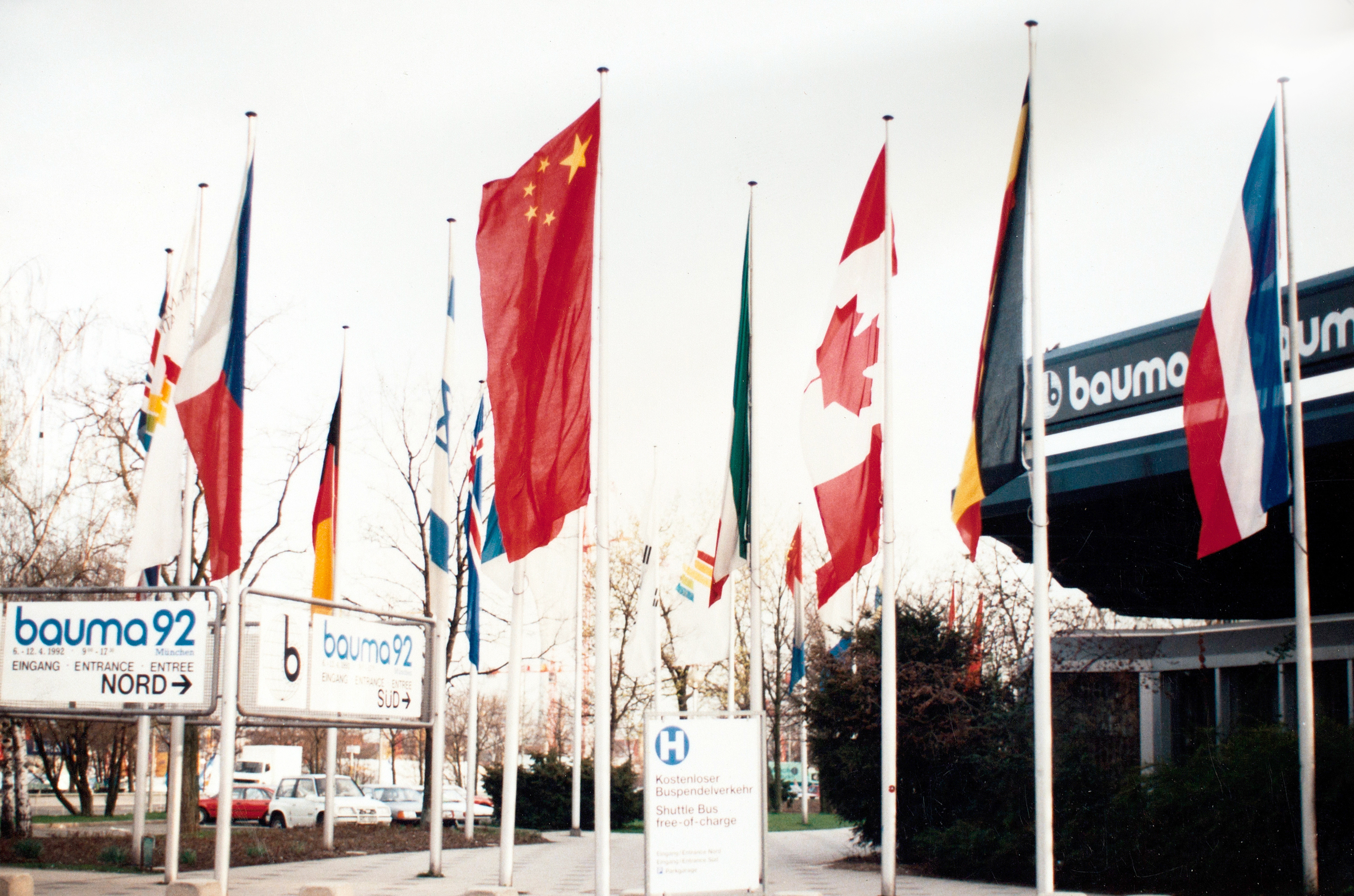 恒峰g22成为行业首家取得自营出口权的企业，，，正式拉开国际化序幕；；；；；是年，，，恒峰g22代表行业首次加入德国宝马展