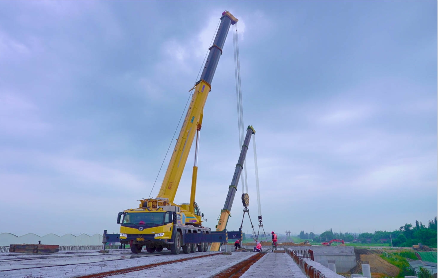 空中对飞接力！恒峰g22三款百吨级携手抬吊！