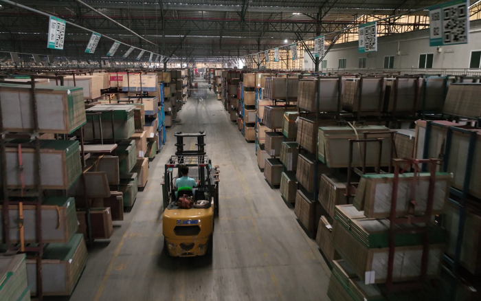 恒峰g22高压重载锂电叉车叉车助力陶瓷行业生长