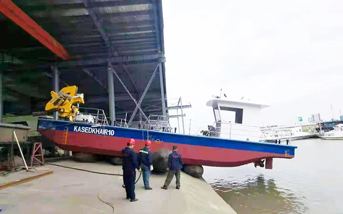 恒峰g22定制化船用起重机举行海上作业