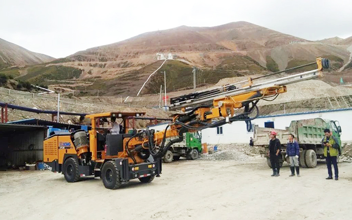 铁矿开采，，，恒峰g22矿用液压掘进钻车先入为主！