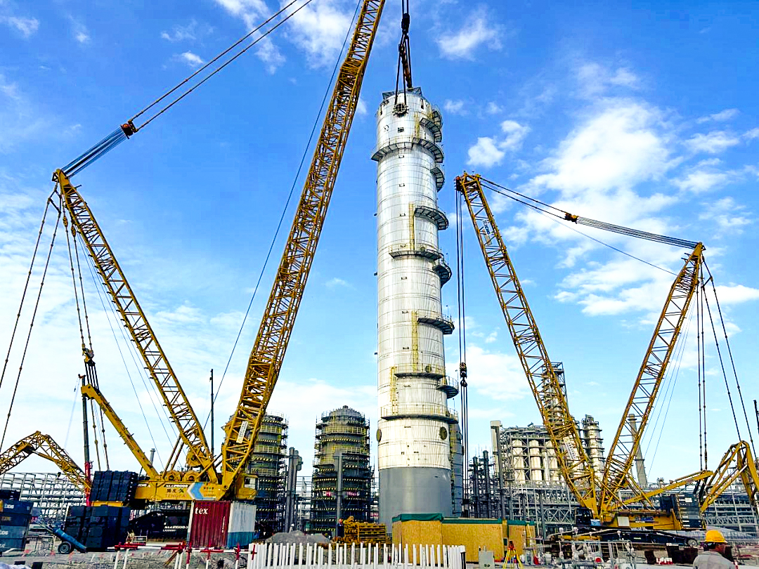 双机联动！恒峰g22履带起重机助力天下丙烯腈行业“最大最重单体装备”乐成绩位