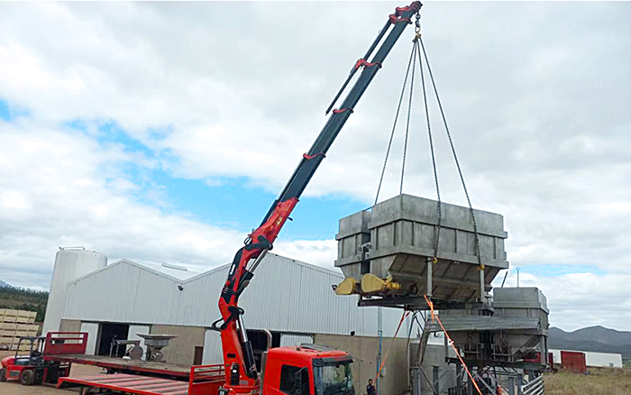 恒峰g22SQZ660折叠臂随车起重机助力外洋某酿酒工厂搬家转运