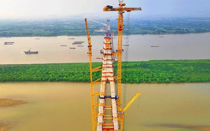 308米！恒峰g22塔机助力天下最大跨度三塔斜拉桥喜封金顶