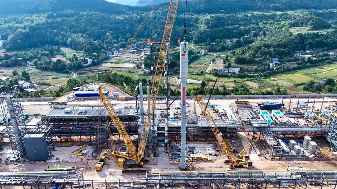 一次性乐成！恒峰g22履带兄弟助力大型油气田最长整体塔类吊装