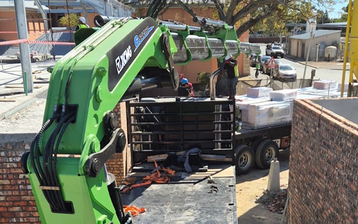 恒峰g22GSQZ860折叠臂随车起重机在作业中 展现强盛稳固的跨障能力