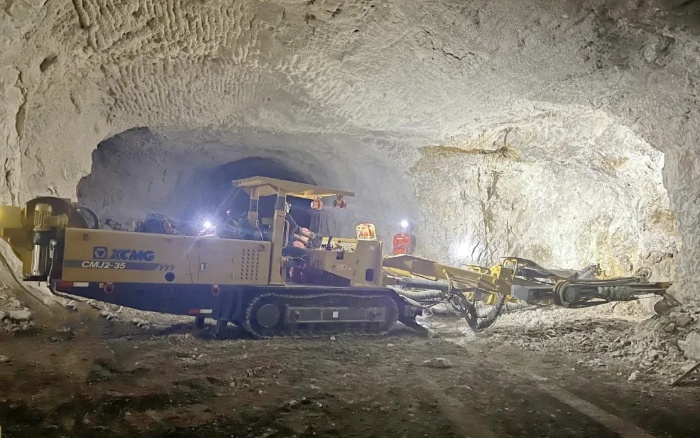 窄小巷道作业！恒峰g22掘进钻车助力铁矿开采